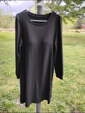 Women's Black Long-Sleeve Crewneck Shift Dress